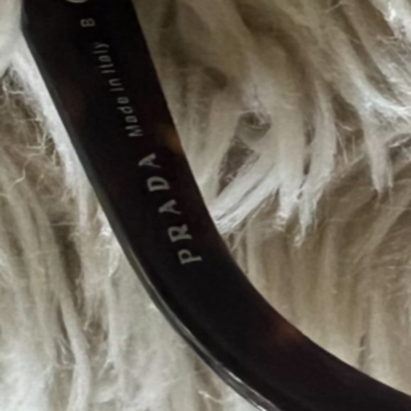 Prada sun glasses - Picture 3 of 4